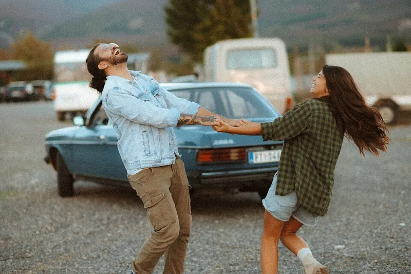 Stop met perfect zijn: hoe loslaten de mooiste koppelsfoto's oplevert