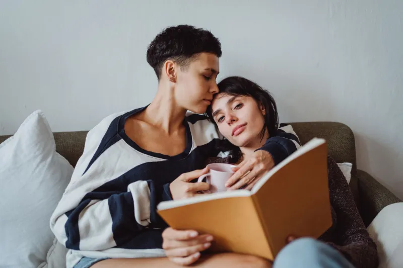 Wanneer je partner aanvoelt als thuis: het stille moment dat de moeite waard is om te bewaren